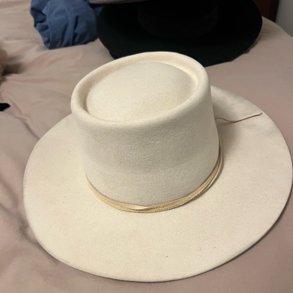 SING Chic Cream Women's Hat